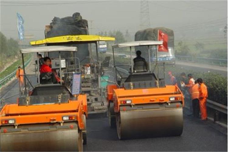 雙鋼輪振動(dòng)壓路機(jī)在進(jìn)行變換行駛速度時(shí)，要先分離主離合器或者換向離合器，這樣才可以扳動(dòng)變速手柄來進(jìn)行相應(yīng)的換擋