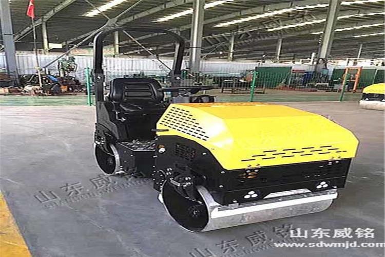 冬季施工，增加了行車?yán)щy，對(duì)小型壓路機(jī)的安全駕駛產(chǎn)生了不利影響，蓄電池電解液冰凍會(huì)使其終止工作